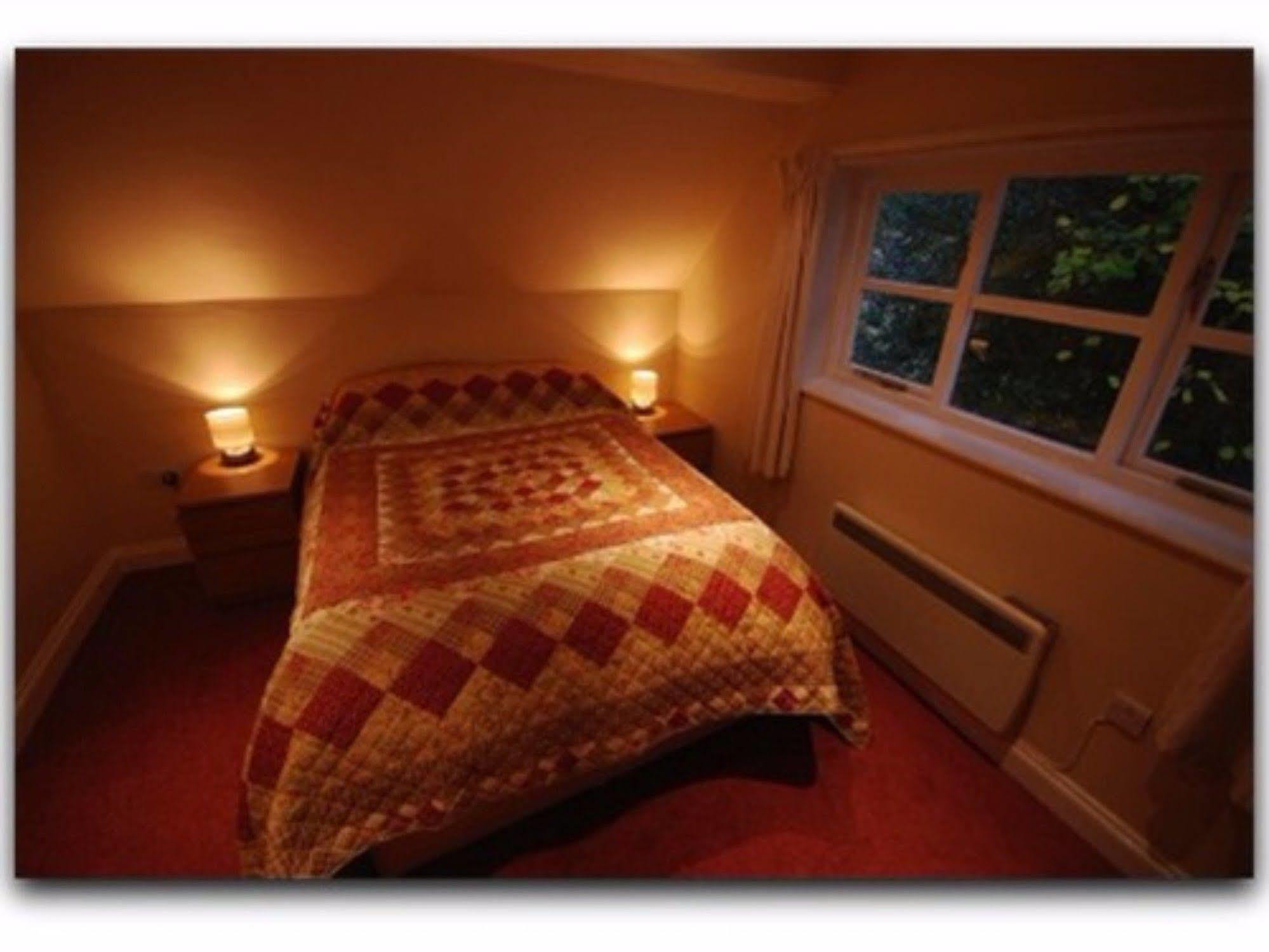 The Hatchet Inn Chute Extérieur photo