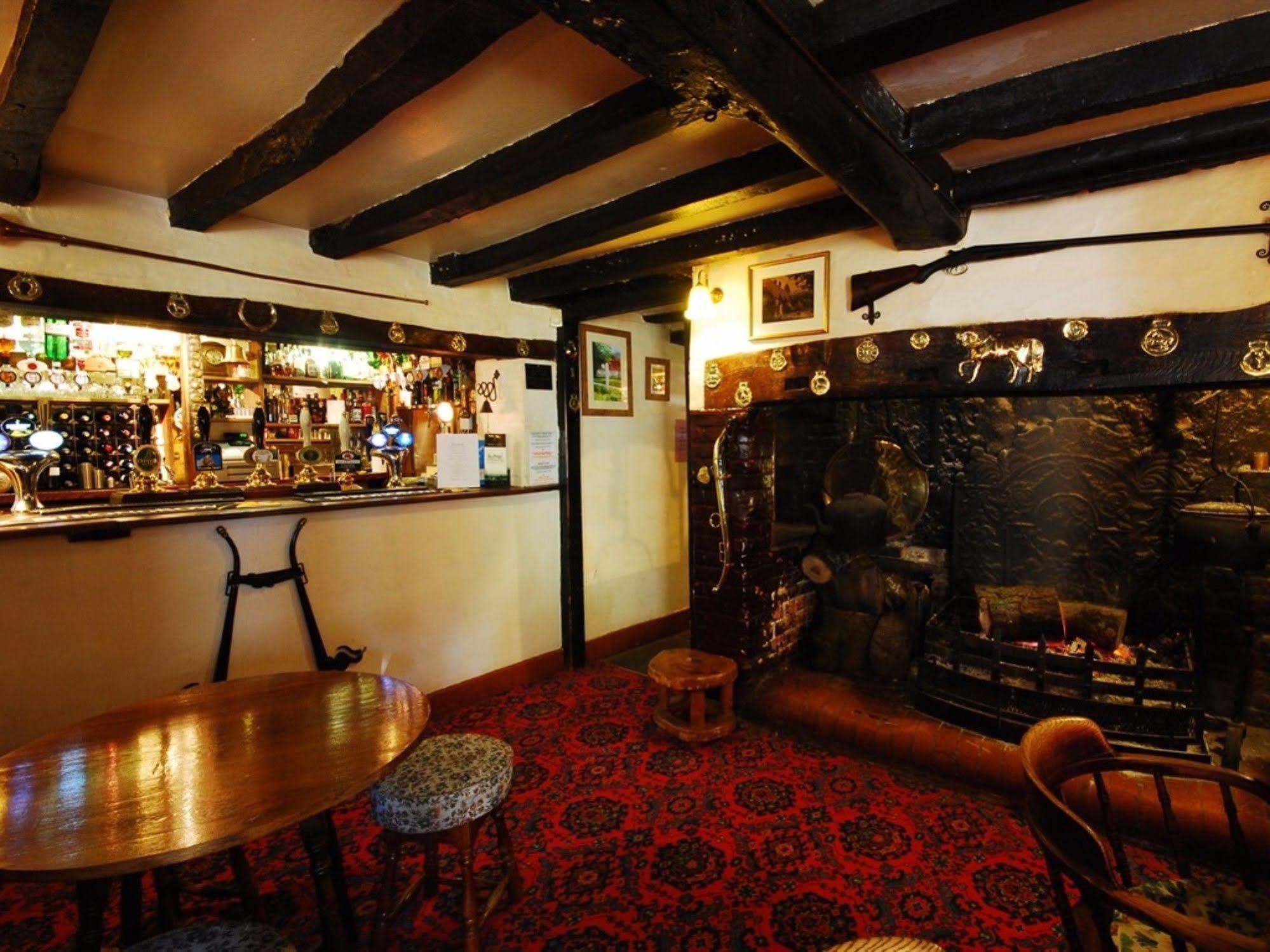 The Hatchet Inn Chute Extérieur photo